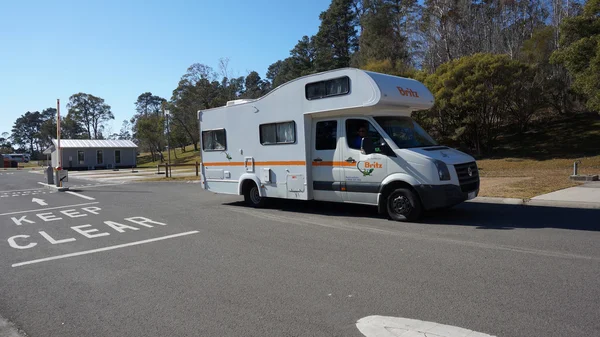 Un camper viaggia per strada a Sydney, Australia — Foto Stock