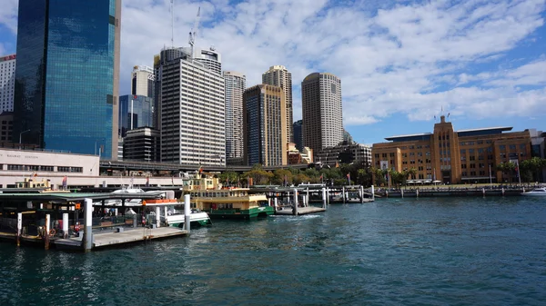 Vista del distrito central de negocios Sydney ciudad del puerto de ferry — Foto de Stock