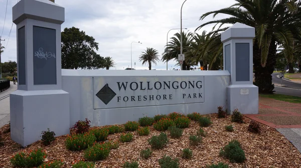 Segno di Wollongong con spiaggia — Foto Stock