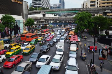 Trafik yavaş yavaş Bangkok, Tayland işlek bir yol boyunca taşır.
