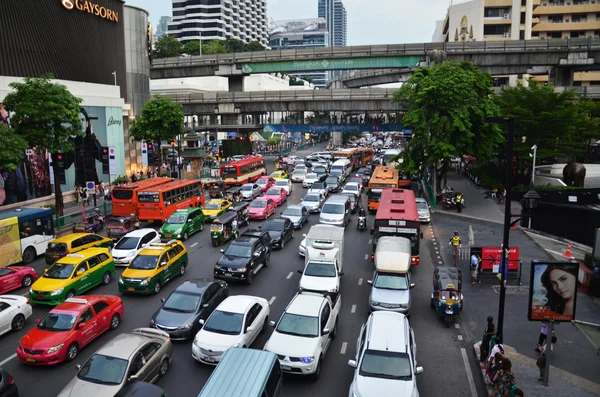 Trafiken går långsamt längs en trafikerad väg i Bangkok, Thailand — Stockfoto