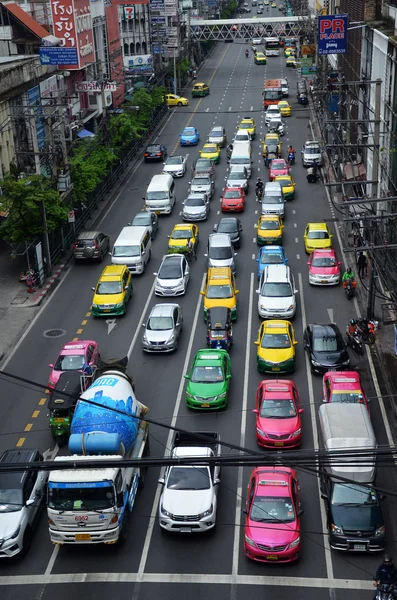 El tráfico se mueve lentamente a lo largo de una carretera concurrida en Bangkok, Tailandia — Foto de Stock