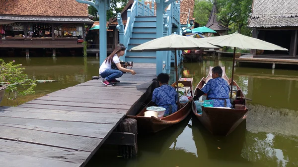 Flytande marknaden i en förort till Bangkok — Stockfoto