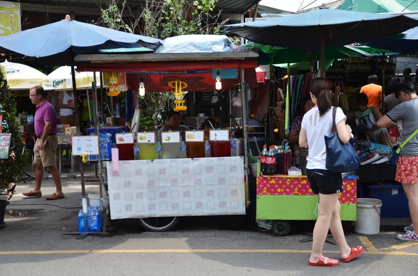 Niet-geïdentificeerde leverancier voedsel op de Chatuchak weekend markt in Bangkok — Stockfoto