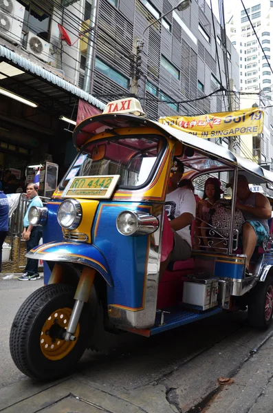 Tuk Tuk táxi na rua em Bangkok — Fotografia de Stock