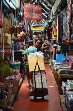 Turist Chatuchak Hafta sonu Pazar Bangkok, Thailan alışveriş