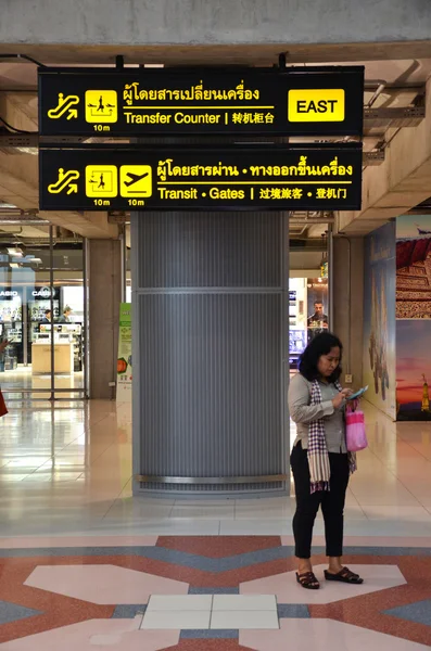 Neidentifikovaný cestující na mezinárodní letiště Suvarnabhumi v — Stock fotografie