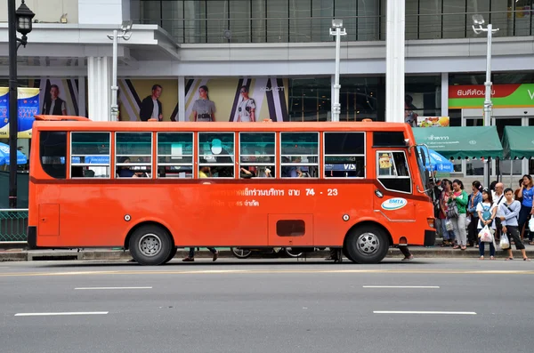Unbekannte warten in Bangkok auf Linienbus — Stockfoto