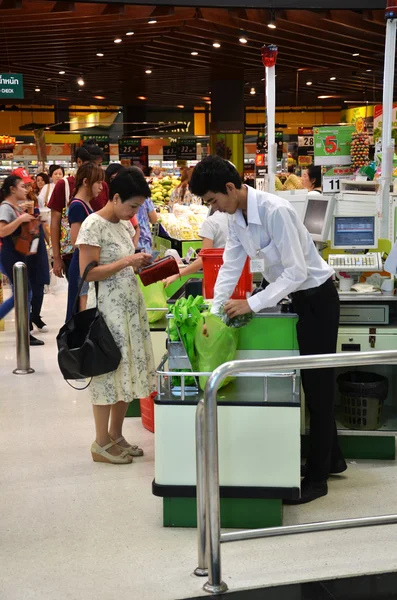 Cliente compra de alimentos no supermercado — Fotografia de Stock