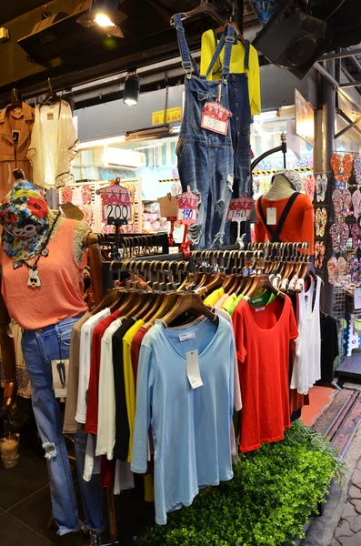 Kleding te koop in Chatuchak markt in Bangkok — Stockfoto