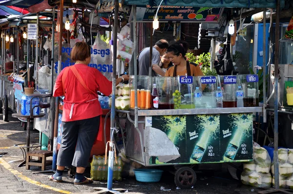 Pasar akhir pekan Chatuchak di Bangkok — Stok Foto