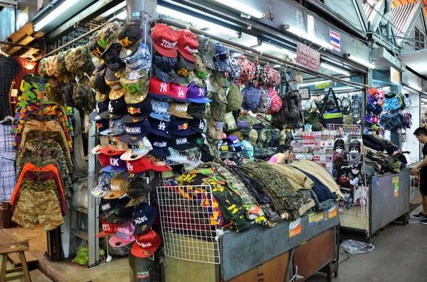 Oblečení na prodej Chatuchak trhu v Bangkoku — Stock fotografie