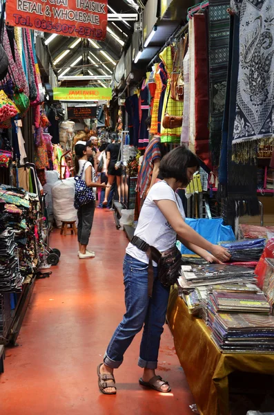 Nakupování na víkendový trh Chatuchak v Bangkoku, Thailan turistické — Stock fotografie