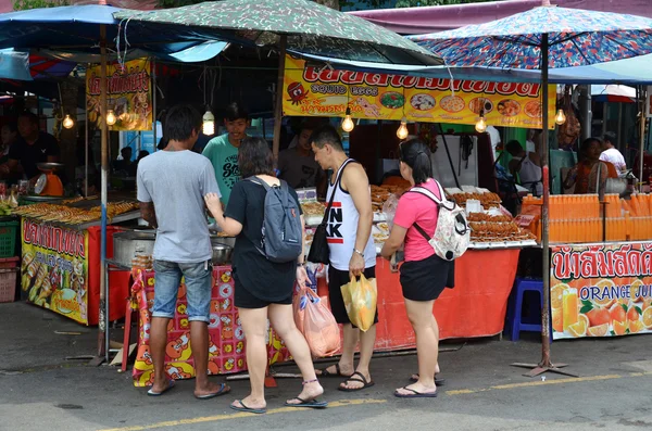 Comida de fornecedor não identificada no mercado de fim de semana de Chatuchak em Bangkok — Fotografia de Stock