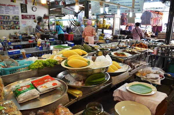 Comida callejera en venta en Chatuchak, Bangkok — Foto de Stock