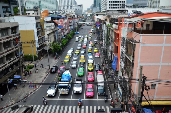El tráfico se mueve lentamente a lo largo de una carretera concurrida en Bangkok, Tailandia — Foto de Stock