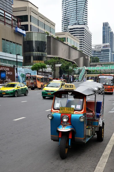 Tuk Tuk taksówki na ulicy w mieście Bangkok — Zdjęcie stockowe