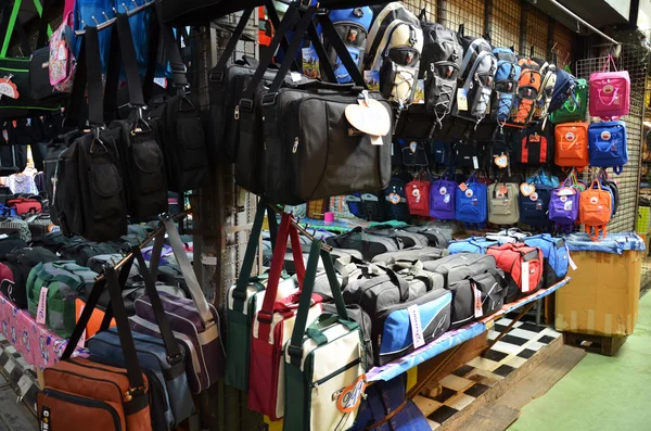 Bolsos en exhibición en el mercado de Chatuchak en Bangko — Foto de Stock