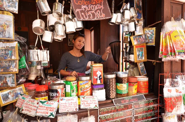 Mujer desconocida prepara bebida dulce en Tailandia — Foto de Stock