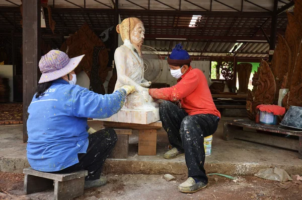 Escultores sênior trabalham em sua escultura em sua oficina — Fotografia de Stock