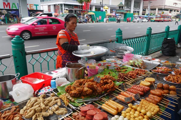 Comida de vendedor não identificada na rua em Bangkok, Tailândia — Fotografia de Stock