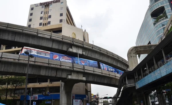 Небесный поезд BTS в Бангкоке — стоковое фото