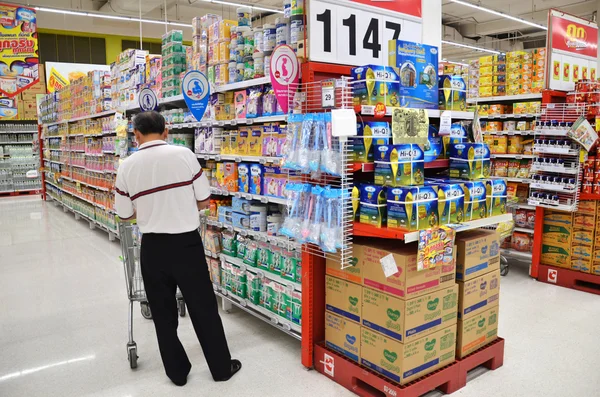 As pessoas fazem compras no hipermercado Big C em Bangkok — Fotografia de Stock