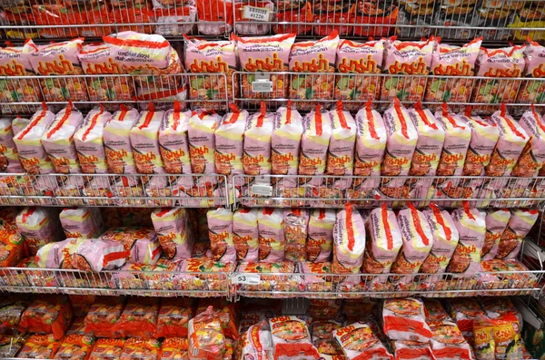 Fideos instantáneos en el supermercado Big C en Bangkok, Tailandia — Foto de Stock
