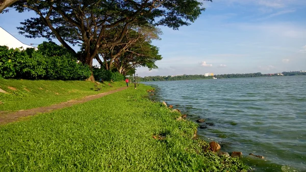 Unbekannte gehen im Stausee spazieren — Stockfoto