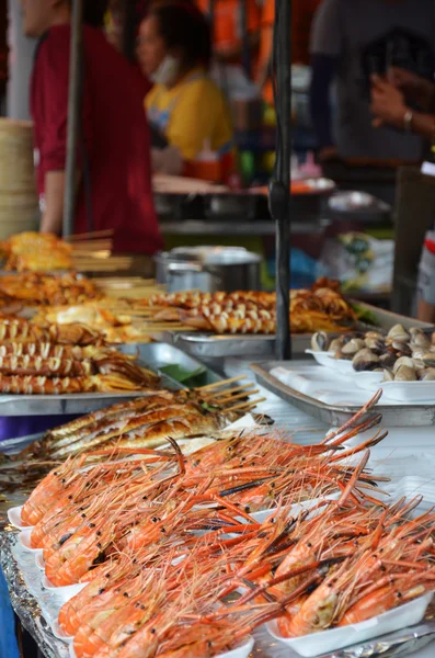 Barbecue Crevettes sur grille métallique — Photo