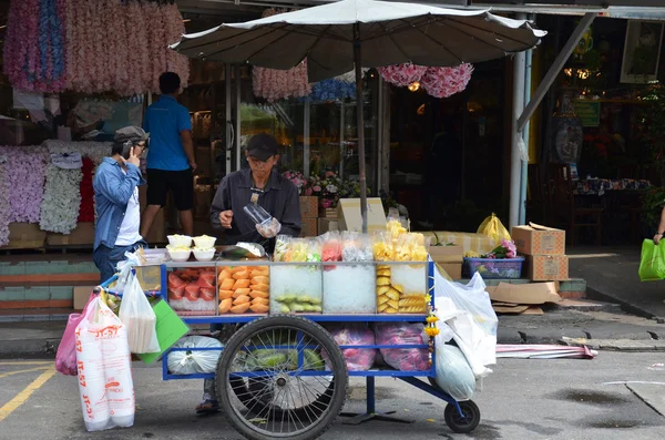 Тайський народ продаж фруктів на Chatuchak ринку в Бангкоку — стокове фото