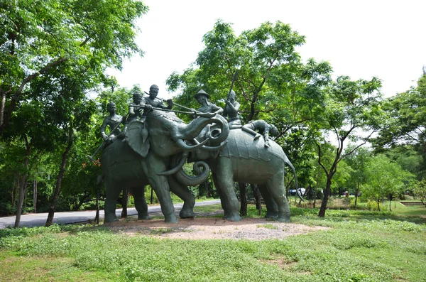 Monumento a los elefantes en el Museo de la Ciudad Antigua cerca de Bangkok —  Fotos de Stock