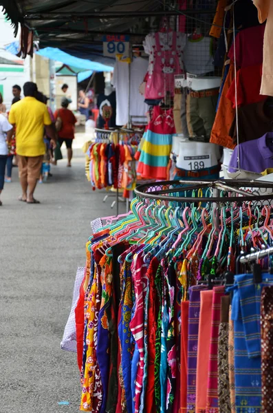 Shopping turistico al mercato Chatuchak week-end a Bangkok, Thailandia — Foto Stock