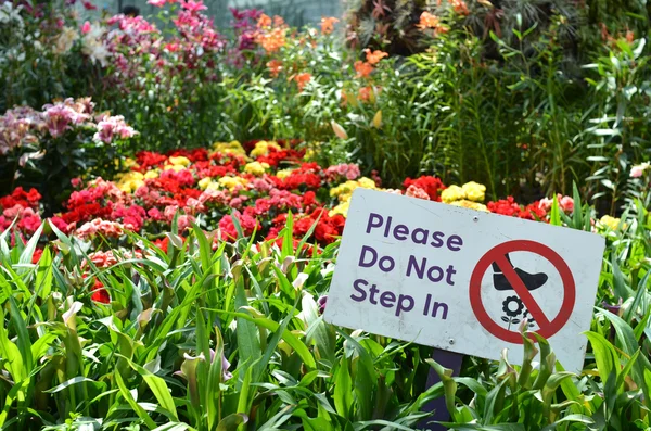 Por favor, no se ponga en el cartel en Jardines junto a la Bahía —  Fotos de Stock