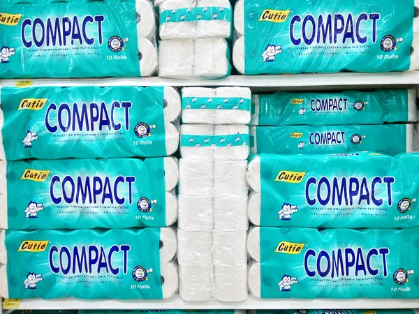 Papel higiénico compacto vendido no supermercado — Fotografia de Stock