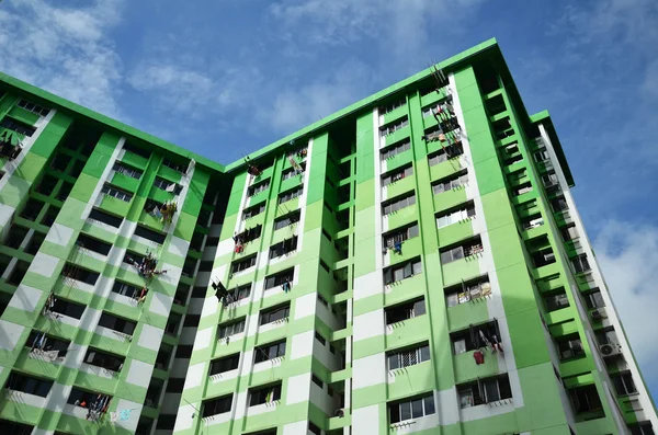 Grünes Gebäude mit blauem Himmel — Stockfoto