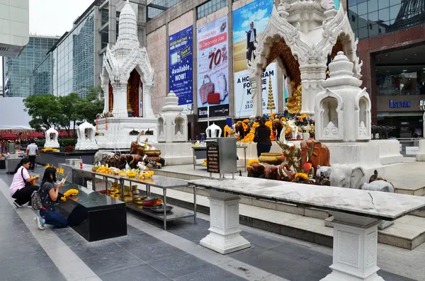 Santuário de Erawan, vista para a paisagem urbana do santuário hindu em Bancoc — Fotografia de Stock