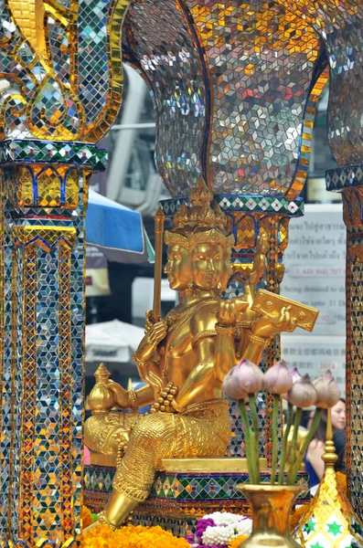 Erawan shrine, hinduistischer schrein in bangkok — Stockfoto