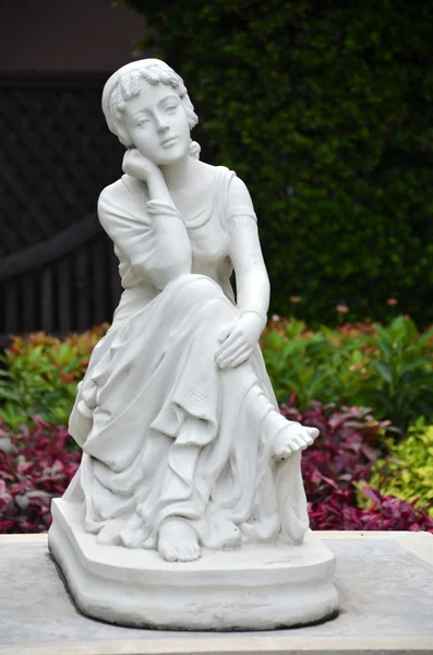 Rzeźba anioła w parku — Zdjęcie stockowe