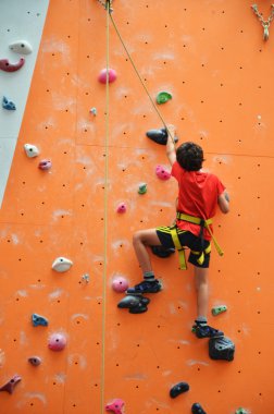 Dikey duvar tırmanma emniyet kemeri ile genç rave