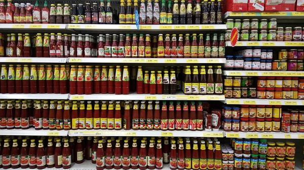 Vários de molho de cozinha vendidos no supermercado — Fotografia de Stock