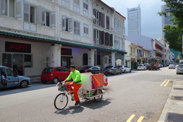 Trabajador limpiando la calle Amoy, Singapur centro — Foto de Stock