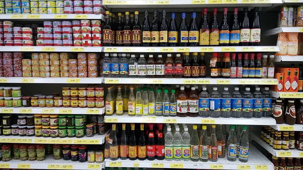 Vários de molho de cozinha vendidos no supermercado — Fotografia de Stock