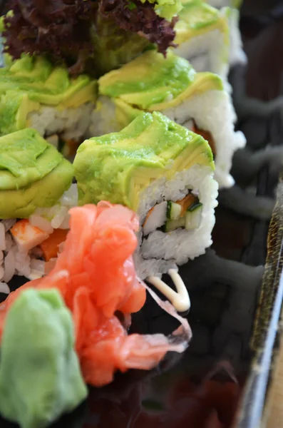 Veggie sushi roll op plaat — Stockfoto