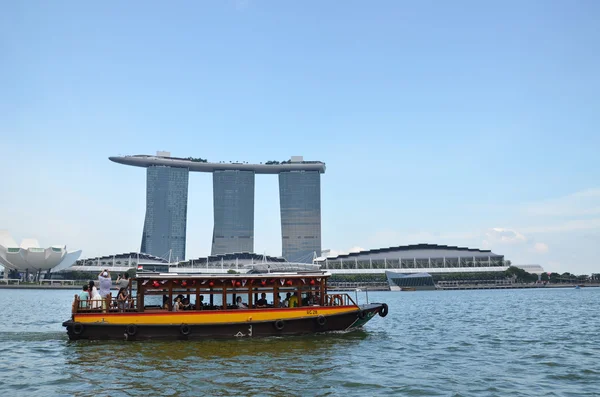 Ferry boat et Skyline à Singapour — Photo