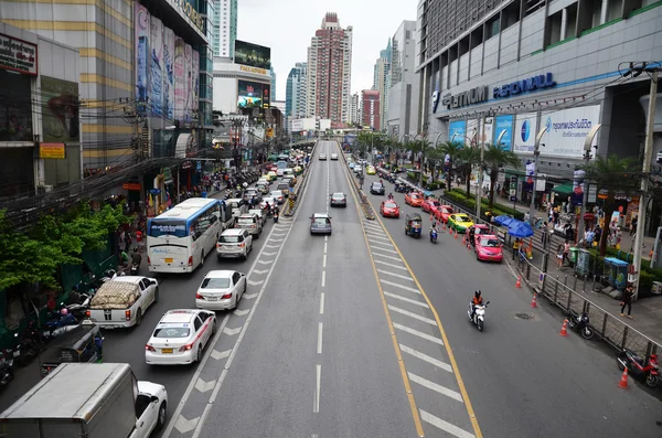 Verkehr auf einer viel befahrenen Straße im Stadtzentrum von Bangkok, Thailand — Stockfoto