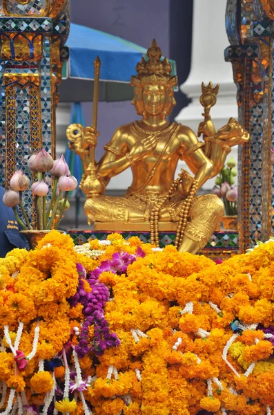 Erawan Shrine, hinduiska relikskrin i Bangkok — Stockfoto