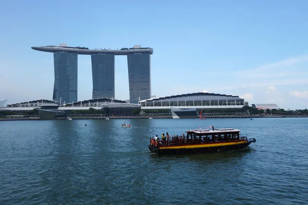 Veerboot en Skyline in Singapore. — Stockfoto