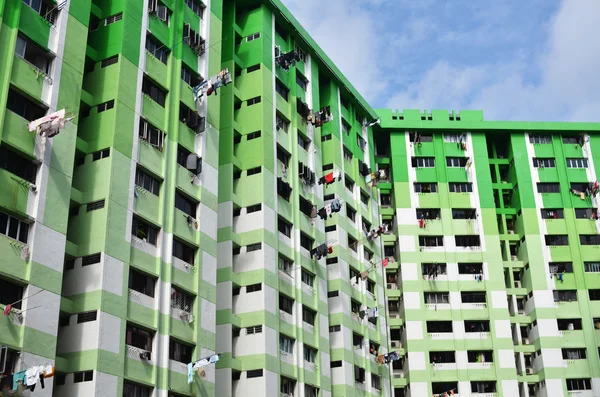 Edificio verde con cielo blu — Foto Stock