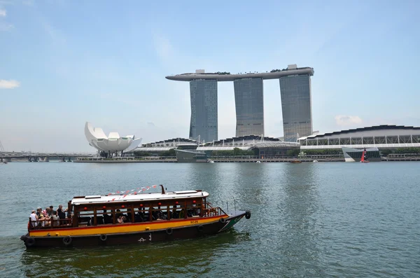 Veerboot en Skyline in Singapore — Stockfoto